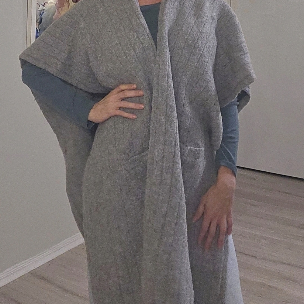Lunya Superfine Alpaca Wool  Wrap Shawl Poncho Sweater ONE SIZE. - Picture 3 of 8